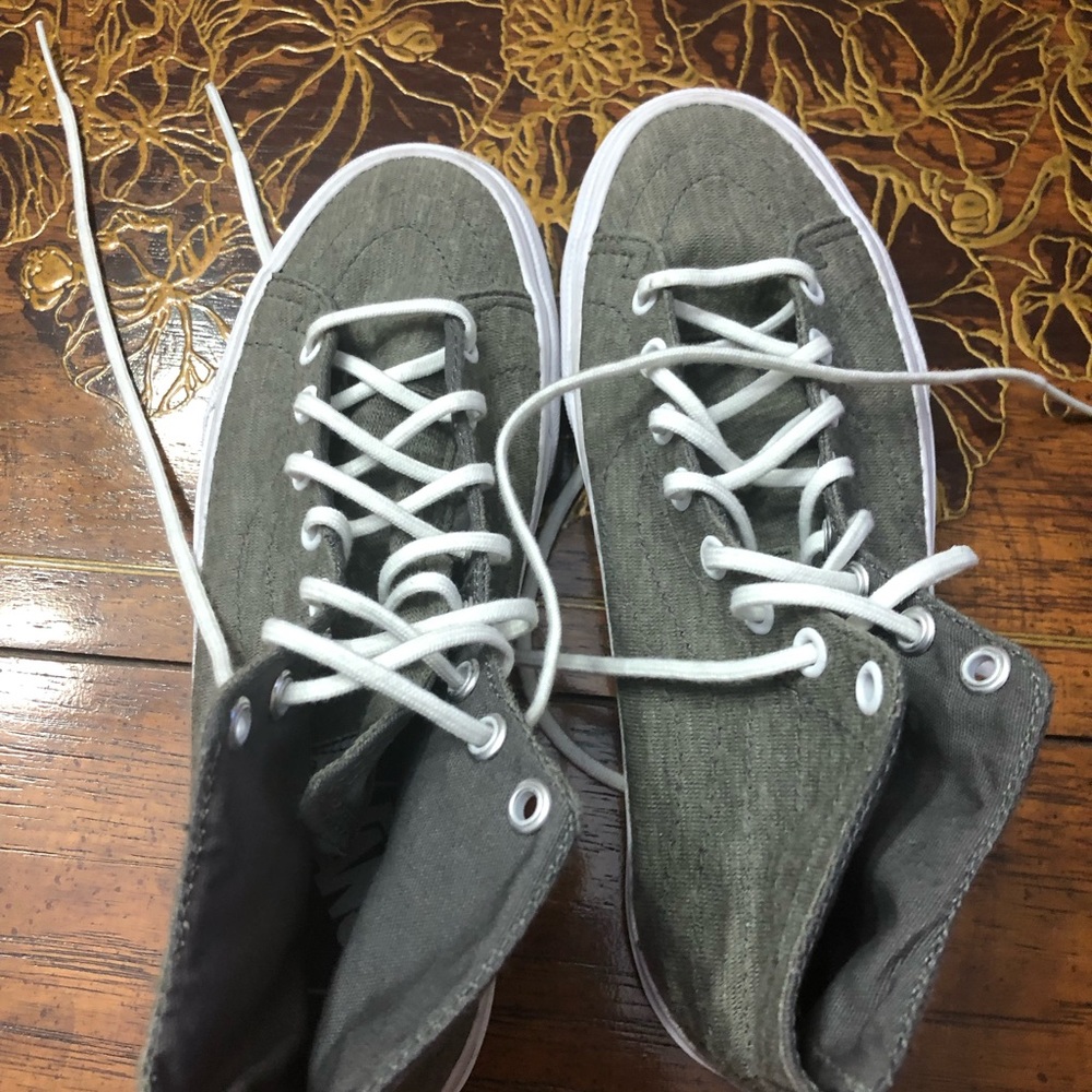 Vans - Picture 2 of 6